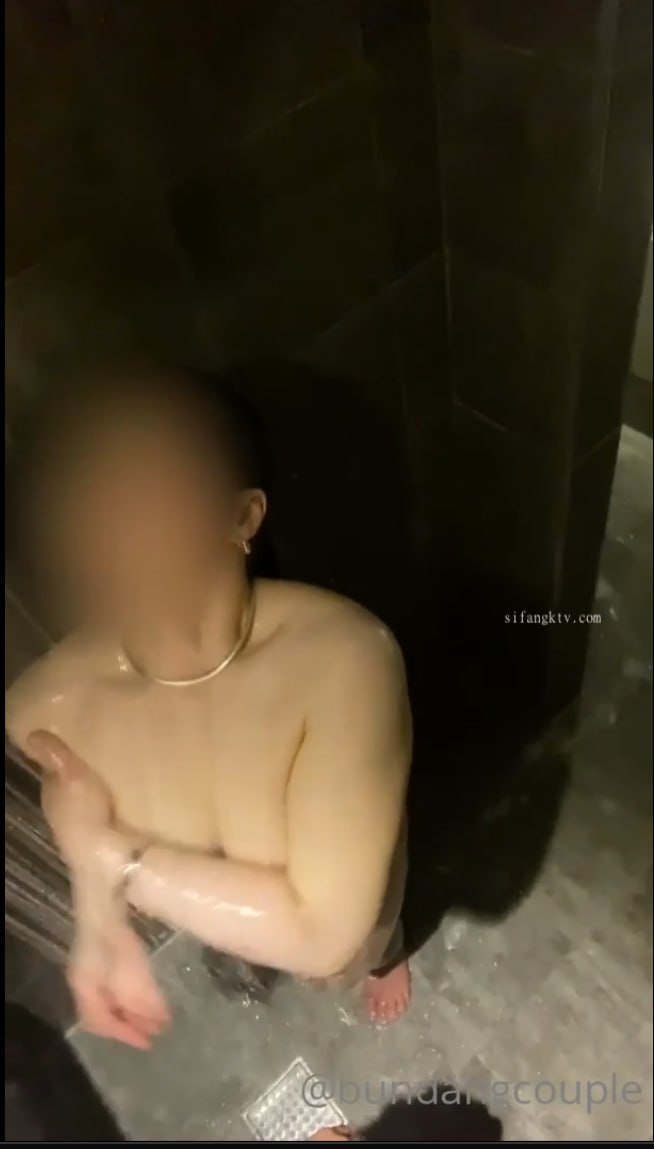 肤白貌美风骚人妻的诱惑，镜头前展示口技舔弄假鸡巴样子好骚，揉奶玩逼看特写水嫩干净表情好骚，尿尿给你看